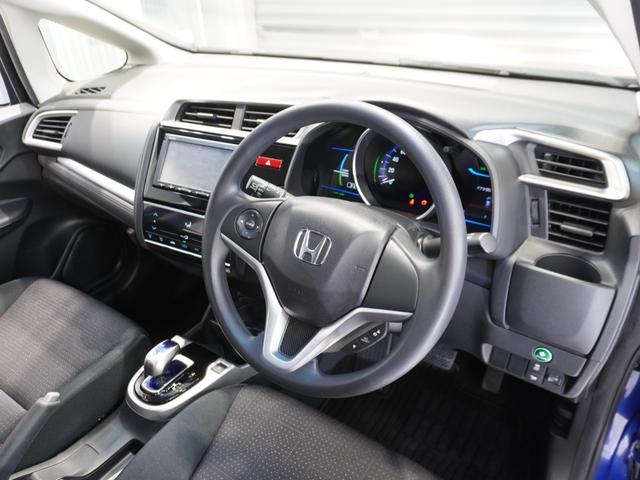 フィットハイブリッド Ｆパッケージ　純正ナビ　ＥＴＣ　リアカメラ　ブルートゥース　ワンセグＴＶ　電動格納ドアミラー　プライバシーガラス　アームレストコンソール　オートエアコン　スマートキー２個　ワンオーナー（33枚目）