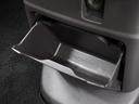 ◆センターロアボックス◆インパネ中央の下部には、ごみ箱としても使用する事ができるセンターロアボックスを装備しております。