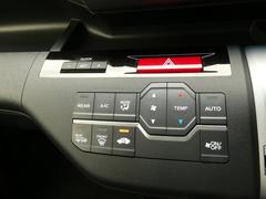 オートエアコンは温度を設定すれば自動で快適な状態をキープしてくれるので運転中の温度操作が減り安全面でも安心ですね。 5