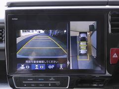 【マルチビューカメラ】はリバース時や手元のスイッチでカメラ映像を切り替え、前後左右それぞれの単独映像や車両を上から見た映像で視界をサポートします。 4