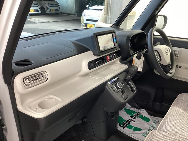 ムーヴキャンバス ストライプスＧ　衝突被害軽減ブレーキ　横滑り防止装置　４ＷＤ　オートハイビーム　アイドリングストップ　ステアリングスイッチ　オートライト　キーフリー　オートエアコン　ナビ　パノラマカメラ　ドラレコ　ＥＴＣ　マット（12枚目）