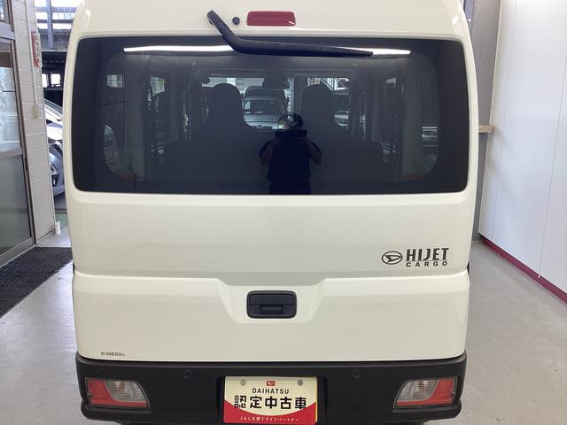 ハイゼットカーゴ ＤＸ　衝突被害軽減ブレーキ　横滑り防止装置　２ＷＤ　ＣＶＴ　エアコン　パワステ　ラジオ　オートハイビーム　アイドリングストップ　オートライト　キーレス　ＥＴＣ　マット　バイザー（3枚目）