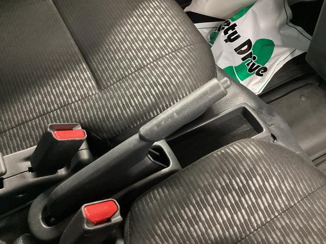 ハイゼットカーゴ ＤＸ　衝突被害軽減ブレーキ　横滑り防止装置　２ＷＤ　ＣＶＴ　エアコン　パワステ　ラジオ　オートハイビーム　アイドリングストップ　オートライト　キーレス　ＥＴＣ　マット　バイザー（32枚目）