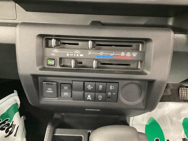 ハイゼットトラック スタンダード　衝突被害軽減ブレーキ　横滑り防止装置　４ＷＤ　ＣＶＴ　エアコン　パワステ　ラジオ　オートハイビーム　アイドリングストップ　オートライト　マット　バイザー（11枚目）