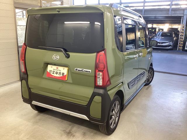 タント ファンクロス　衝突被害軽減ブレーキ　横滑り防止装置　オートハイビーム　アイドリングストップ　ステアリングスイッチ　オートライト　キーフリーシステム　オートエアコン　パノラマカメラ　マット　バイザー（8枚目）