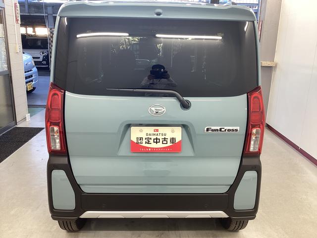 タント ファンクロスターボ　衝突被害軽減ブレーキ　横滑り防止装置　オートハイビーム　アイドリングストップ　ステアリングスイッチ　オートライト　キーフリーシステム　オートエアコン　パノラマカメラ　マット　バイザー（3枚目）