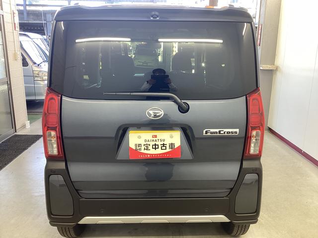 タント ファンクロス　衝突被害軽減ブレーキ　横滑り防止装置　オートハイビーム　アイドリングストップ　ステアリングスイッチ　オートライト　キーフリーシステム　オートエアコン　パノラマカメラ　マット　バイザー（3枚目）