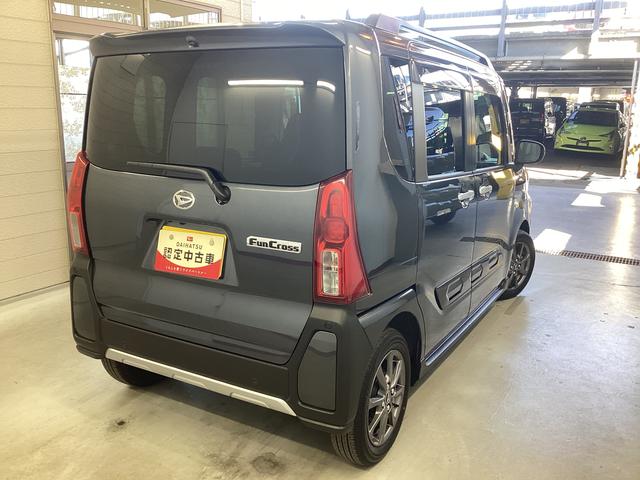 タント ファンクロス　衝突被害軽減ブレーキ　横滑り防止装置　オートハイビーム　アイドリングストップ　ステアリングスイッチ　オートライト　キーフリーシステム　オートエアコン　パノラマカメラ　マット　バイザー（8枚目）