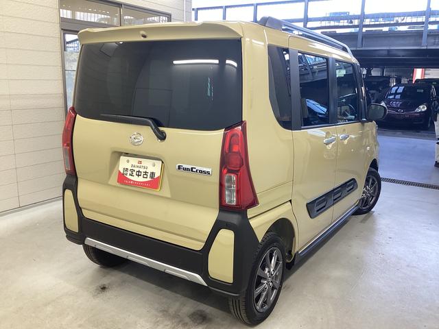 タント ファンクロス　衝突被害軽減ブレーキ　横滑り防止装置　４ＷＤ　オートハイビーム　アイドリングストップ　ステアリングスイッチ　オートライト　キーフリーシステム　オートエアコン　ディスプレイオーディオ　バックカメラ（8枚目）