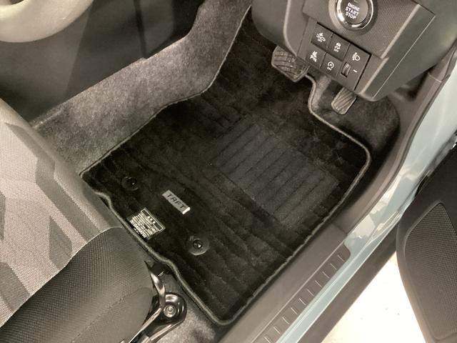 タフト Ｘ　衝突被害軽減ブレーキ　横滑り防止装置　オートハイビーム　アイドリングストップ　ステアリングスイッチ　オートライト　キーフリーシステム　オートエアコン　パノラマカメラ　マット　バイザー（24枚目）