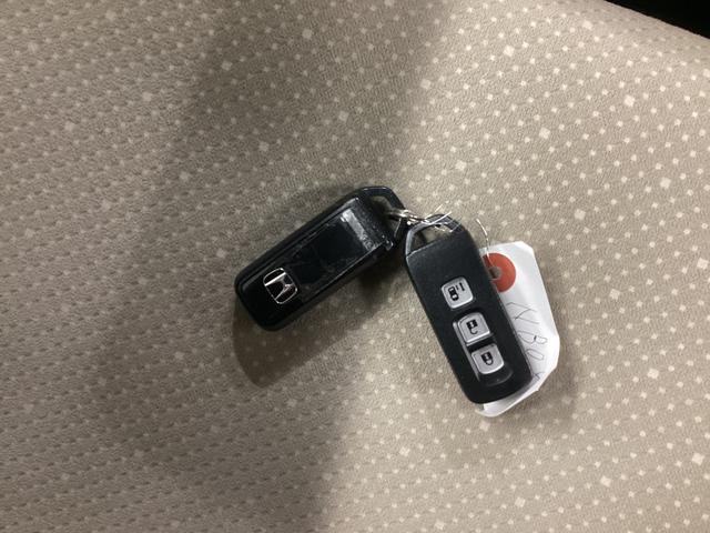 Ｎ－ＢＯＸ Ｇ・Ｌパッケージ　衝突被害軽減ブレーキ　横滑り防止装置　オートハイビーム　アイドリングストップ　ステアリングスイッチ　オートライト　キーフリーシステム　オートエアコン　ナビ　ＥＴＣ　マット　バイザー（32枚目）