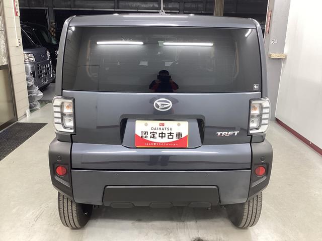 タフト Ｘ　衝突被害軽減ブレーキ　横滑り防止装置　オートハイビーム　アイドリングストップ　ステアリングスイッチ　オートライト　キーフリーシステム　オートエアコン　パノラマカメラ　マット　バイザー（3枚目）