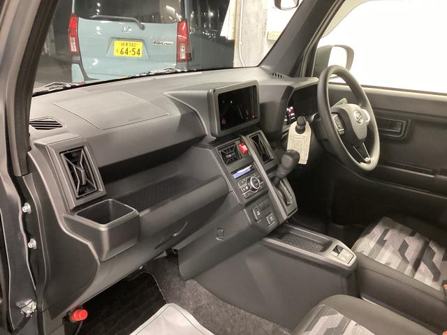 タフト Ｘ　衝突被害軽減ブレーキ　横滑り防止装置　オートハイビーム　アイドリングストップ　ステアリングスイッチ　オートライト　キーフリーシステム　オートエアコン　パノラマカメラ　マット　バイザー（12枚目）