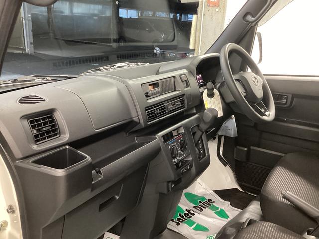 ハイゼットカーゴ ＤＸ　衝突被害軽減ブレーキ　横滑り防止装置　２ＷＤ　ＣＶＴ　エアコン　パワステ　ラジオ　オートハイビーム　アイドリングストップ　オートライト　マット　バイザー（12枚目）