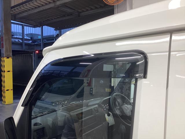 ハイゼットカーゴ ＤＸ　衝突被害軽減ブレーキ　横滑り防止装置　２ＷＤ　ＣＶＴ　エアコン　パワステ　ラジオ　オートハイビーム　アイドリングストップ　オートライト　マット　バイザー（23枚目）
