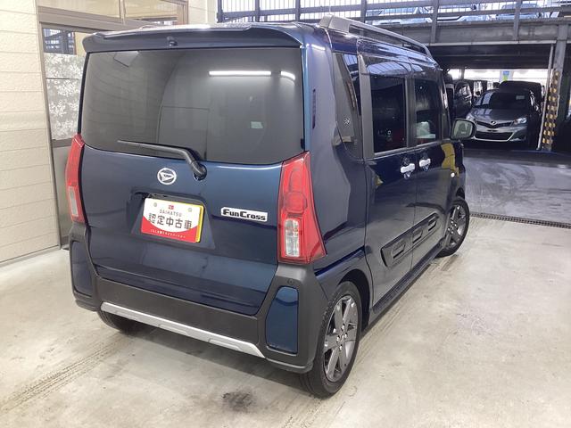 タント ファンクロスターボ　衝突被害軽減ブレーキ　横滑り防止装置　オートハイビーム　アイドリングストップ　ステアリングスイッチ　オートライト　キーフリー　オートエアコン　ナビ　ドラレコ　パノラマカメラ　ＥＴＣ　マットバイザー（8枚目）