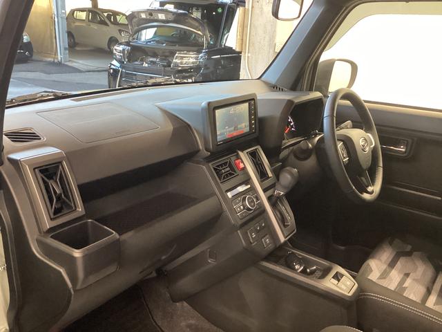 タフト Ｇ　クロムベンチャー　衝突被害軽減ブレーキ　横滑り防止装置　４ＷＤ　オートハイビーム　アイドリングストップ　ステアリングスイッチ　オートライト　キーフリーシステム　モニター付きオーディオ　パノラマカメラ　マット　バイザー（12枚目）