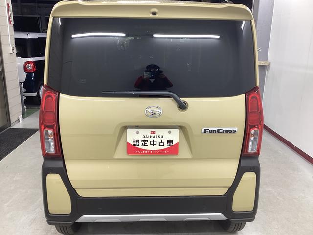 タント ファンクロス　衝突被害軽減ブレーキ　横滑り防止装置　オートハイビーム　アイドリングストップ　ステアリングスイッチ　オートライト　キーフリーシステム　オートエアコン　ナビ　ドラレコ　パノラマカメラ　ＥＴＣ　マット（3枚目）