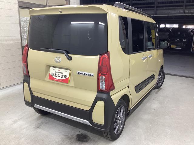 タント ファンクロス　衝突被害軽減ブレーキ　横滑り防止装置　オートハイビーム　アイドリングストップ　ステアリングスイッチ　オートライト　キーフリーシステム　オートエアコン　ナビ　ドラレコ　パノラマカメラ　ＥＴＣ　マット（8枚目）