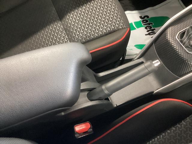 ロッキー G 衝突被害軽減ブレーキ 横滑り防止装置 オートハイビーム アイドリングストップ ステアリングスイッチ オートライト キーフリーシステム オートエアコン CDチューナー ETC マット バイザー(32枚目)