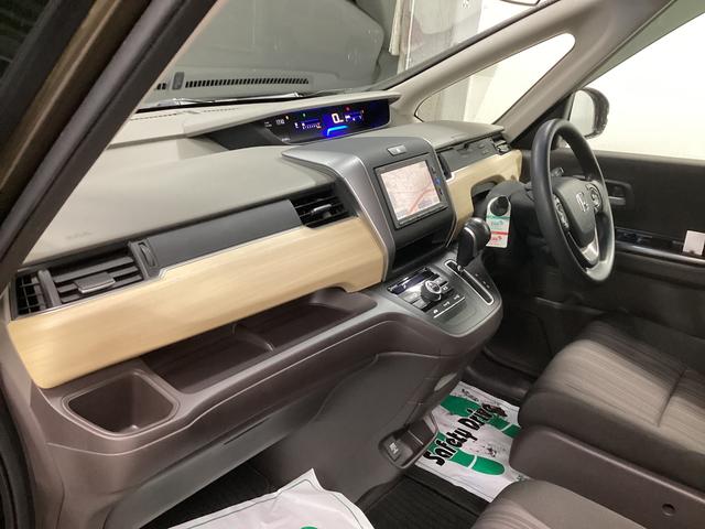 フリード Ｇ・ホンダセンシング　衝突被害軽減ブレーキ　横滑り防止装置　アイドリングストップ　ステアリングスイッチ　オートライト　キーフリーシステム　オートエアコン　ナビ　バックカメラ　ＥＴＣ　マット　バイザー（12枚目）