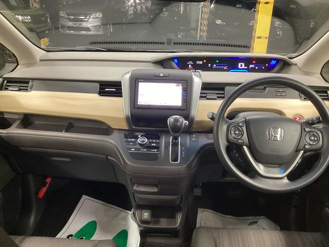 フリード Ｇ・ホンダセンシング　衝突被害軽減ブレーキ　横滑り防止装置　アイドリングストップ　ステアリングスイッチ　オートライト　キーフリーシステム　オートエアコン　ナビ　バックカメラ　ＥＴＣ　マット　バイザー（16枚目）