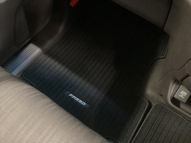 フリード Ｇ・ホンダセンシング　衝突被害軽減ブレーキ　横滑り防止装置　アイドリングストップ　ステアリングスイッチ　オートライト　キーフリーシステム　オートエアコン　ナビ　バックカメラ　ＥＴＣ　マット　バイザー（25枚目）