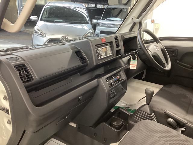 ハイゼットトラック ジャンボ　４ＷＤ　ＭＴ　エアコン　パワステ　ＣＤチューナー　マット　バイザー（12枚目）
