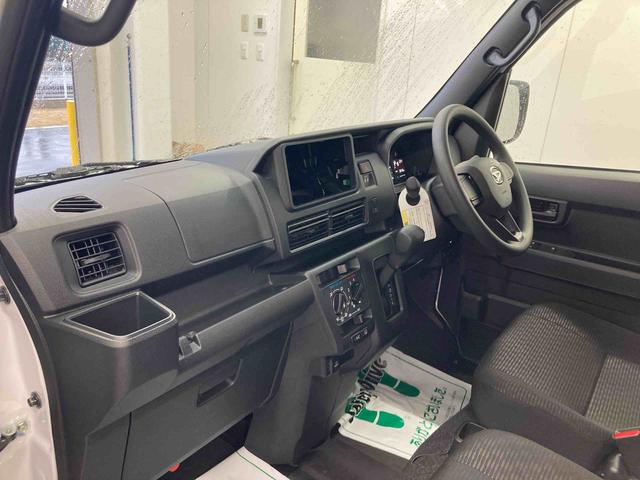 ハイゼットカーゴ クルーズ　衝突被害軽減ブレーキ　横滑り防止装置　４ＷＤ　ＣＶＴ　エアコン　パワステ　オートハイビーム　アイドリングストップ　オートライト　キーフリーシステム　バックカメラ　マット（12枚目）