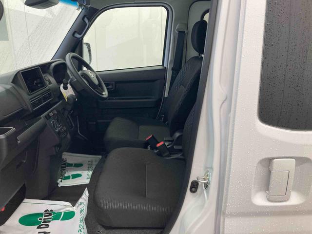 ハイゼットカーゴ クルーズ　衝突被害軽減ブレーキ　横滑り防止装置　４ＷＤ　ＣＶＴ　エアコン　パワステ　オートハイビーム　アイドリングストップ　オートライト　キーフリーシステム　バックカメラ　マット（13枚目）