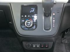 設定温度に合わせて車内温度を調整するオートエアコンを装備しています。 7
