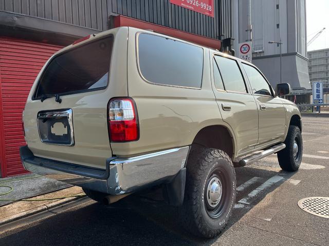 ハイラックスサーフ ＳＳＲ－Ｘ　ナロー　リフトアップ　メッキバンパー　ナビ　ＴＶ　バックカメラ　ＥＴＣ　社外サイドステップ　ＤＥＡＮ１６インチホイール　ＬＥＤヘッドライト　全塗装ベージュカラー　シートカバー　ウッド調ステアリング（8枚目）