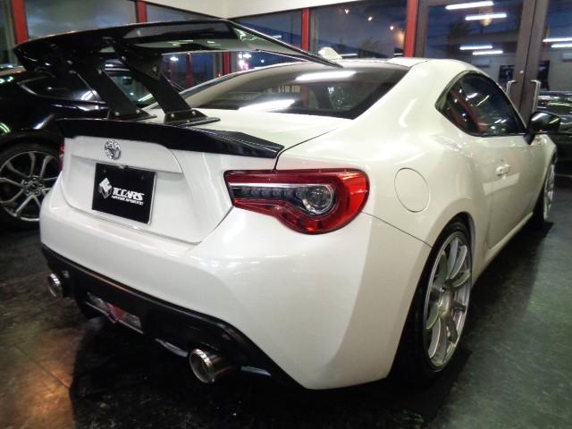 ８６ Ｇ　後期モデルＦＡ２０ＢＯＸＥＲエンジン６ＭＴミッションＯＰ２本出しマフラーＢＬＩＴＺ車高調ＶＥＲＴＥＸカーボンウイングＡＤＶＡＮ１８ＡＷスリットローターＶＳＣナビＴＶバックカメラＮＡＲＤＩステアドラレコ（3枚目）