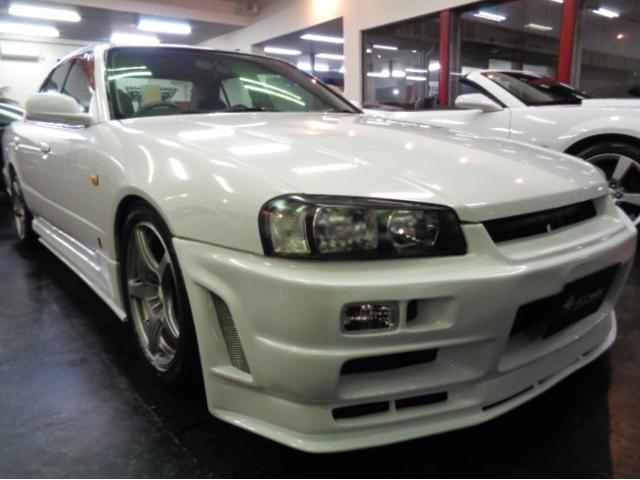 Ｒ３４スカイラインＧＴ４ＤセダンＲ３４ＧＴＲＶスペックＮＩＳＭＯ仕様フルエアロ＆ＲＢ２０ＤＥＮＥＯ６エンジン純正５ＭＴミッション＆車高調ＥＮＫＥＩアルミ他装備充実ライトチューン仕様車が入庫しました