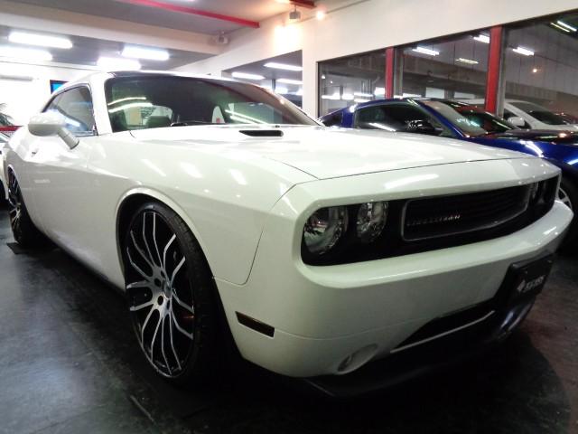 ダッジ・チャレンジャー ＳＸＴ　３．６ＶＶＴ型Ｖ６ＤＯＨＣエンジン２本出しマフラー車高調ホワイトカラーＭブラックルーフＧｉｏｖａｎｎａ２２ＡＷ黒革シートフルセグナビＴＶバックカメラクルーズＣパワーシートＨＩＤライトＦスポイラーＦＯＧ（2枚目）