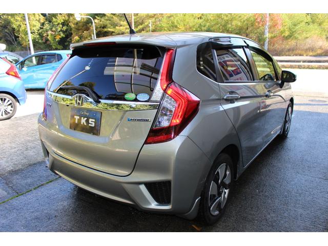 フィットハイブリッド Ｌパッケージ　ギャザズ８インチ大型プレミアムナビ　フルセグＴＶ　Ｂｌｕｅｔｏｏｔｈ　バックカメラ　ＥＴＣ　クルーズコントロール　スマートキーｘ２　プッシュスタート　ハーフレザー　ＬＥＤライト（8枚目）