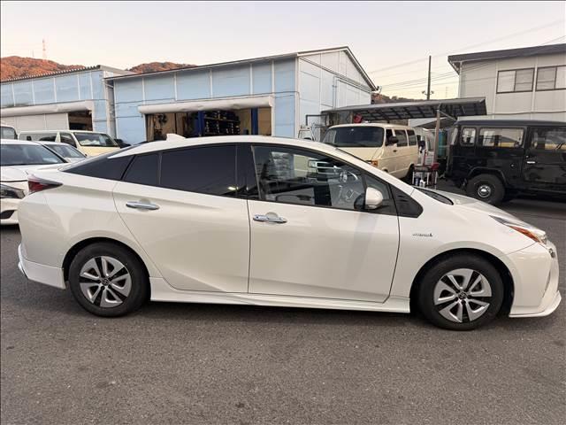 プリウス Ａプレミアム　ツーリングセレクション　Ａ　プレミアム　“ツーリングセレクション”事故歴無し　バックモニター　フルエアロ　ＬＥＤヘッドライト　バックモニター　盗難防止装置　障害物センサー　シートヒーター（5枚目）