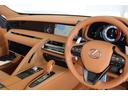 オシャレなインテリアですね!さすがレクサスです!内装の状態は本当に文句の付けどころがないぐらい大変綺麗な状態です!レザーコンディションもとても良好で、内装パーツの各パネルもダメージなくバッチリです!