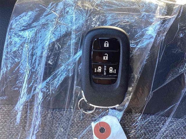 フリード ｅ：ＨＥＶエアー　ＥＸ　クリアランスソナー　オートクルーズコントロール　レーンアシスト　衝突被害軽減システム　両側電動スライドドア　オートライト　ＬＥＤヘッドランプ　スマートキー　アイドリングストップ　電動格納ミラー（10枚目）