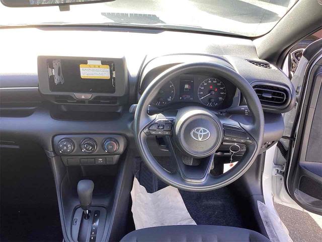 ヤリス Ｘ　バックカメラ　クリアランスソナー　衝突被害軽減システム　オートマチックハイビーム　オートライト　キーレスエントリー　ＣＶＴ　盗難防止システム　衝突安全ボディ　ＡＢＳ　ＥＳＣ　エアコン（5枚目）