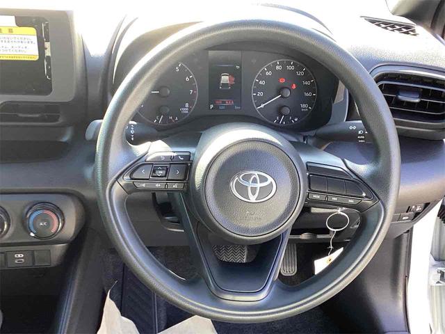 ヤリス Ｘ　バックカメラ　クリアランスソナー　衝突被害軽減システム　オートマチックハイビーム　オートライト　キーレスエントリー　ＣＶＴ　盗難防止システム　衝突安全ボディ　ＡＢＳ　ＥＳＣ　エアコン（6枚目）