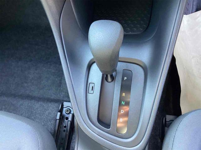 ヤリス Ｘ　バックカメラ　クリアランスソナー　衝突被害軽減システム　オートマチックハイビーム　オートライト　キーレスエントリー　ＣＶＴ　盗難防止システム　衝突安全ボディ　ＡＢＳ　ＥＳＣ　エアコン（8枚目）