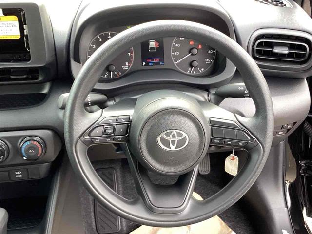 ヤリス Ｘ　バックカメラ　クリアランスソナー　衝突被害軽減システム　オートマチックハイビーム　オートライト　キーレスエントリー　電動格納ミラー　ＣＶＴ　盗難防止システム　衝突安全ボディ　ＡＢＳ　ＥＳＣ　エアコン（6枚目）