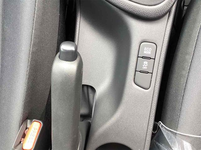 ヤリス Ｘ　バックカメラ　クリアランスソナー　衝突被害軽減システム　オートマチックハイビーム　オートライト　キーレスエントリー　電動格納ミラー　ＣＶＴ　盗難防止システム　衝突安全ボディ　ＡＢＳ　ＥＳＣ　エアコン（10枚目）