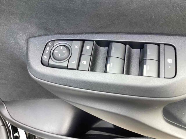 ヤリス Ｘ　バックカメラ　クリアランスソナー　衝突被害軽減システム　オートマチックハイビーム　オートライト　キーレスエントリー　電動格納ミラー　ＣＶＴ　盗難防止システム　衝突安全ボディ　ＡＢＳ　ＥＳＣ　エアコン（14枚目）