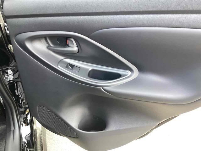 ヤリス Ｘ　バックカメラ　クリアランスソナー　衝突被害軽減システム　オートマチックハイビーム　オートライト　キーレスエントリー　電動格納ミラー　ＣＶＴ　盗難防止システム　衝突安全ボディ　ＡＢＳ　ＥＳＣ　エアコン（28枚目）