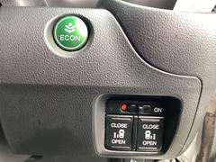 両側電動スライドドア装備！運転席よりボタン一つで開閉可能でございます。 2