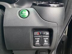 指先ひとつでドアオープン。【ワンアクション両側パワースライドドア】両手がふさがっていても、スイッチひとつでスライドドアが自動解錠＆自動オープンします。 4