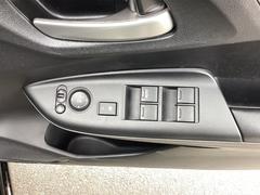 パワーウィンドウのスイッチですよ。運転席に居ながら窓を開け閉めのコントロールできますよ。 4