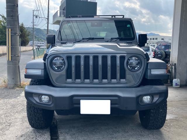 ジープ・ラングラーアンリミテッド ルビコン スミッティビルド ディフェンダーラック サイドステップ BESTOPサンライダー スタッドレスタイヤ付 純正ハードトップ積み込み ブラックレザーシート 純正ナビ バックカメラ サイドカメラ ドラレコ(2枚目)